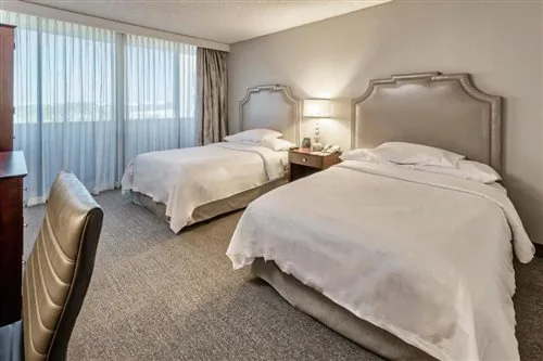 جناح بسريرين مزدوجين بغرفة نوم واحدة بحوض استحمام لذوي الإعاقة، Embassy Suites by Hilton Boca Raton 1/3