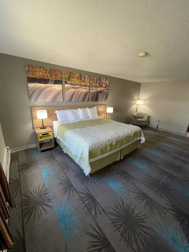 غرفة قياسية بسرير كينج، Days Inn By Wyndham Alpena 5/8