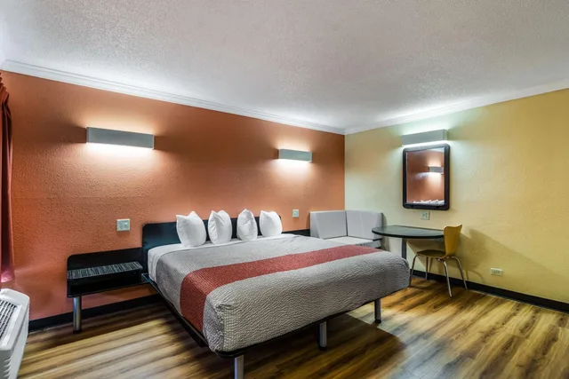 غرفة بسرير كوين، Motel6 Libertyville, IL 6/10