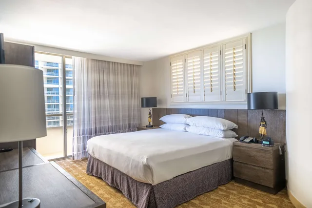 جناح بسرير كينج بإطلالة على المدينة بشرفة بغرفة نوم واحدة مع أريكة، Embassy Suites By Hilton Waikiki Beach Walk 2/3