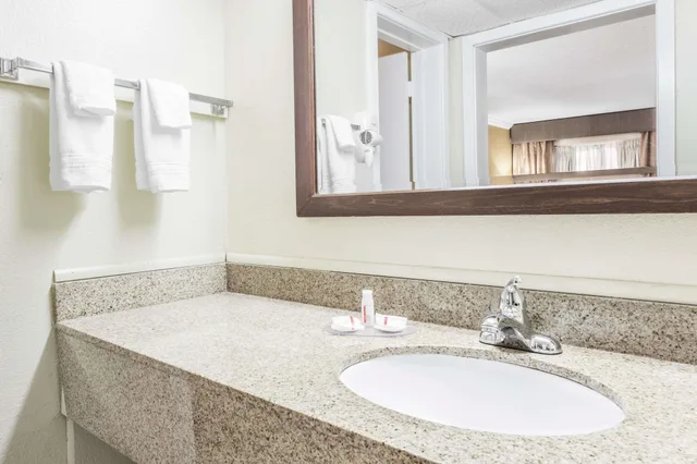 غرفة قياسية بسريرين مزدوجين، Days Inn By Wyndham Pensacola - Historic Downtown 4/4