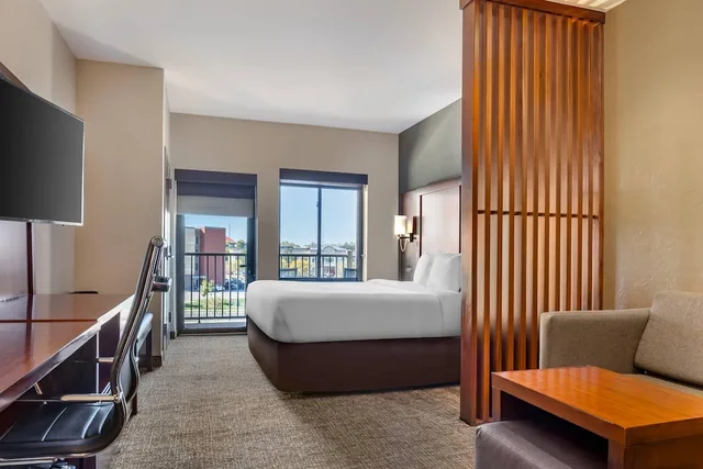جناح بسرير كينج بشرفة، Comfort Suites Florence - Cincinnati South 4/7