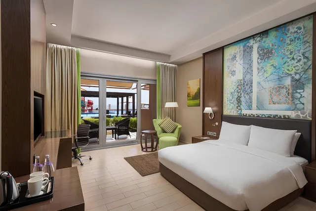 غرفة بريميوم بإطلالة على البحر بشرفة، RADISSON BLU HOTEL, SOHAR 4/10