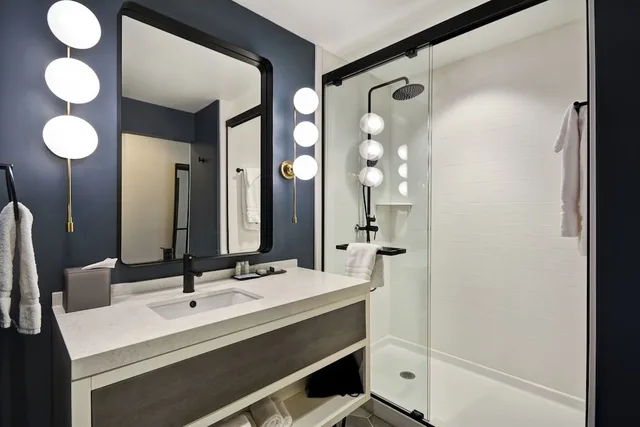 جناح بسرير كينج مع أريكة، Hotel Indigo Kansas City The Crossroads 2/4