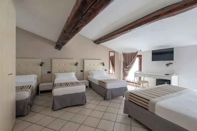 غرفة عائلية بسرير مزدوج وسريرين منفصلين بغرفة نوم واحدة، ABC Comfort Hotel Mantua City Centre 4/6