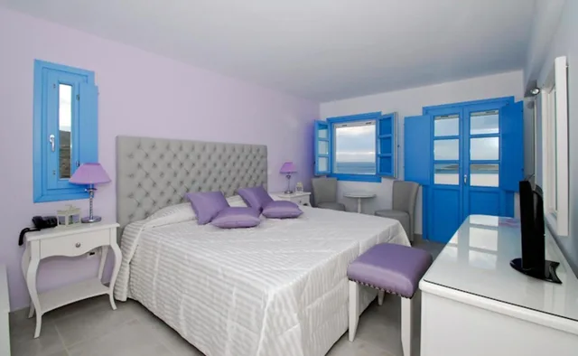 غرفة بسرير مزدوج بإطلالة على البحر بشرفة، Kythira Golden Resort 1/8