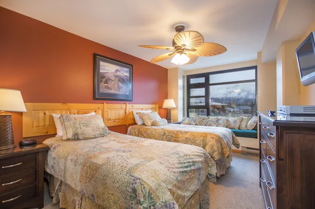 2 Bedrooms, Gold, Suite, Twin Beds, King Bed, Sofa، Carleton Lodge 1/5