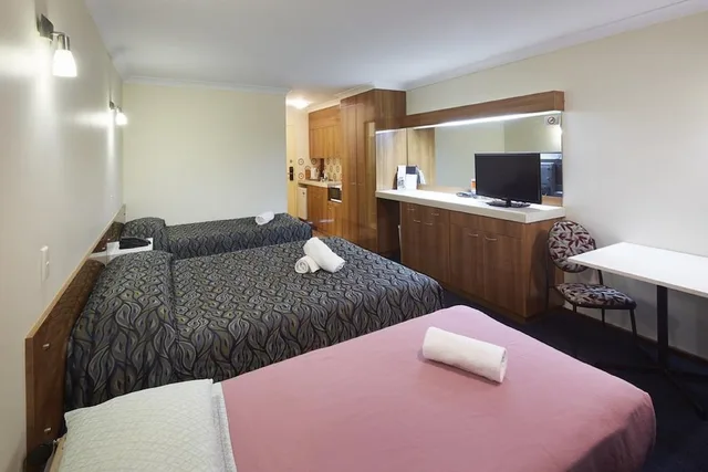 غرفة ثلاثية بسرير مزدوج وسرير فردي مع أريكة، Windsor Lodge Como 3/4