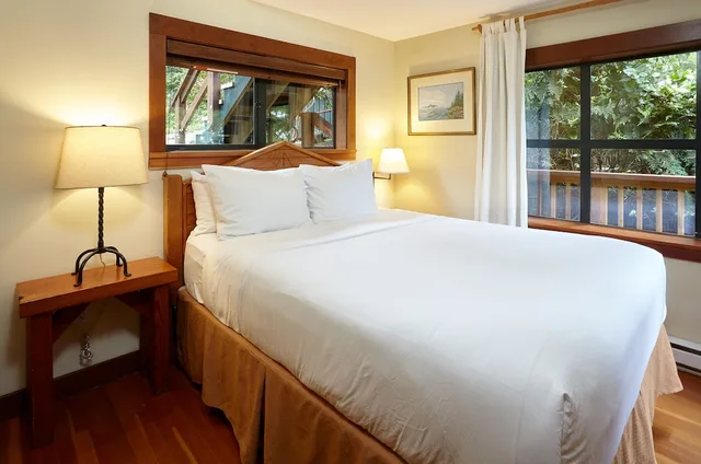 Cabin, 1 Queen and 1 Single Bed, Ocean View, Sofa, Kitchenette, Middle Beach Lodge 2/5