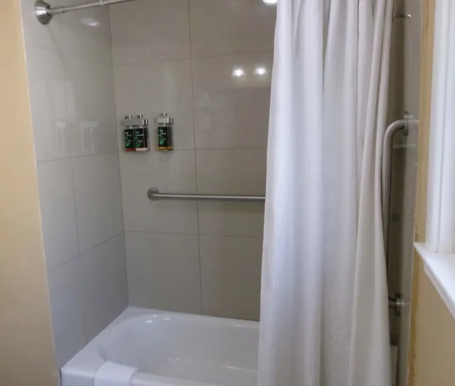 جناح عائلي بسرير كينج وسريرين منفصلين بغرفتي نوم، Carmel Wayfarer Inn 9/10