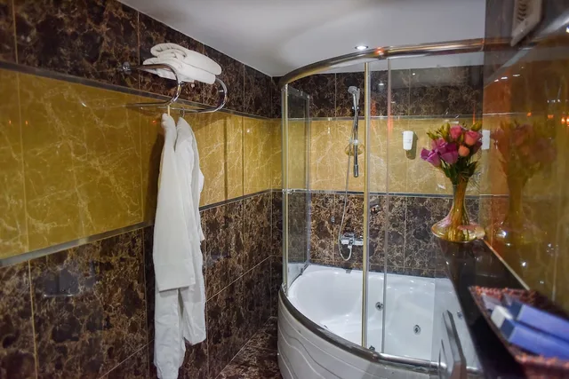 جناح بسرير مزدوج بغرفة نوم واحدة، Golden Lake Hotel 2/2