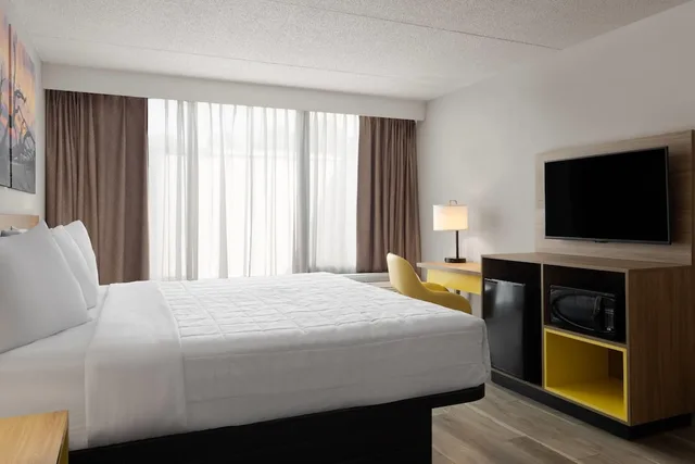 غرفة بسرير كينج، Days Hotel by Wyndham Williamsburg I-64 3/10