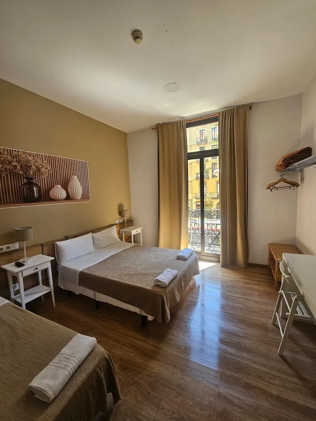 غرفة بسرير مزدوج وسرير فردي بغرفة نوم واحدة مع سرير إضافي بحمام خاص، Hostal Delfos 7/10