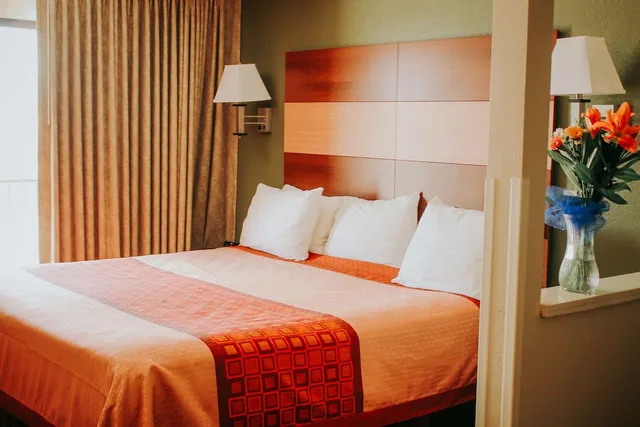 جناح بسرير كينج بإطلالة على المدينة، Rodeway Inn & Suites Lake Havasu City 2/2
