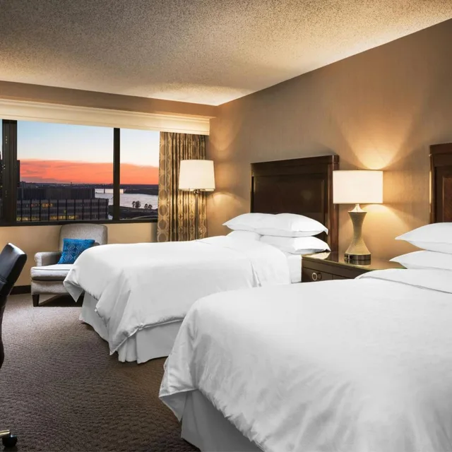 غرفة تقليدية بسريرين مزدوجين بحوض استحمام لذوي الإعاقة، Memphis Riverline Hotel 1/4