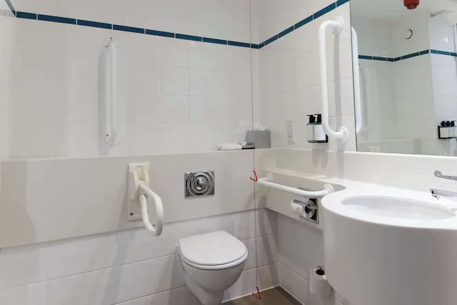 غرفة ديلوكس بسريرين منفصلين لذوي الإعاقة، Doubletree By Hilton London Excel 3/5