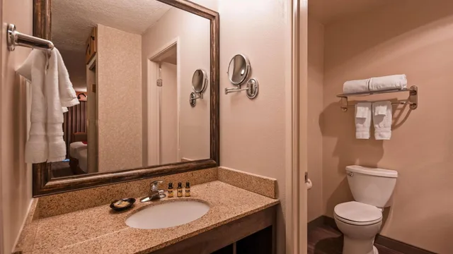 غرفة بسرير كوين بإطلالة على المسبح، Best Western Plus Rivershore Hotel 6/8