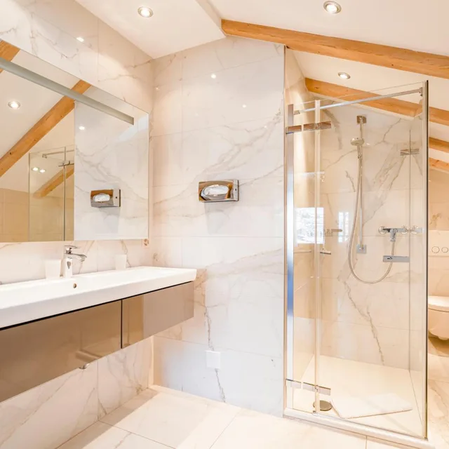 غرفة ثلاثية، Hotel Parnass 8/9