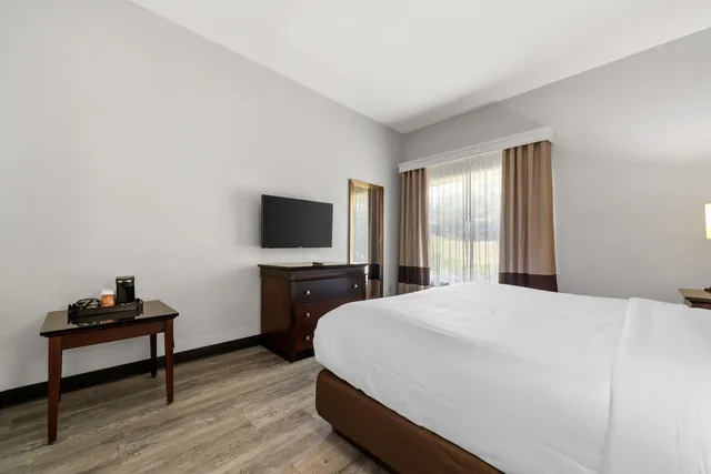 جناح، Comfort Suites Milledgeville 1/7