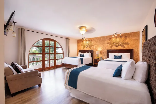 Junior Suite, Family, 1 Single and 2 Queen Beds، Buena Vista 3/10