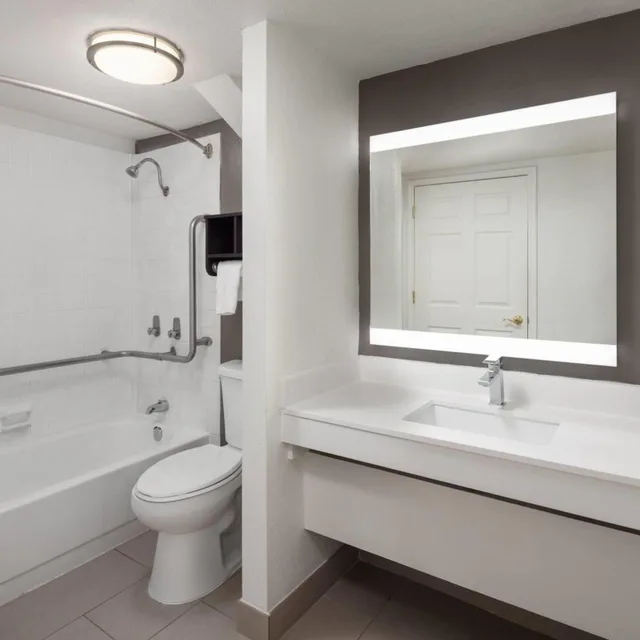 غرفة بسرير كينج لذوي الإعاقة، La Quinta Inn Omaha West 3/4