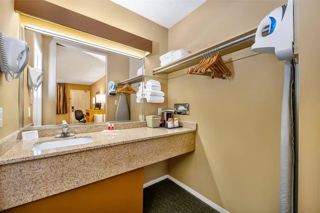 غرفة بسريرين كوين، Econo Lodge Inn & Suites North Vancouver 7/7