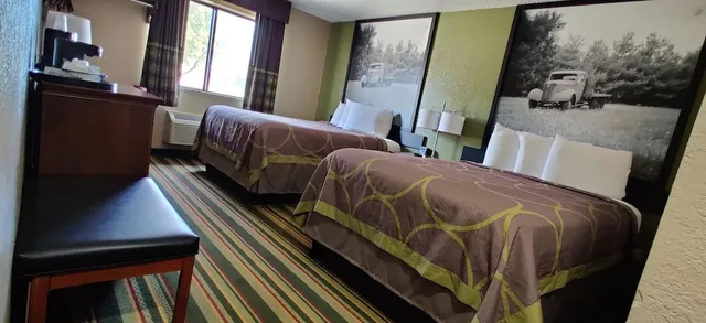 غرفة قياسية بسريرين كوين للمدخنين، Super 8 By Wyndham Champaign 1/10