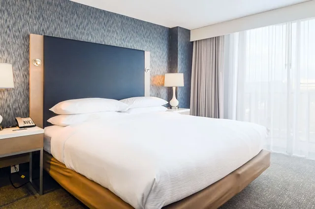 Boardroom, Executive, Suite, King Bed, Sofa، Embassy Suites By Hilton Baltimore Hunt Valley 1/3
