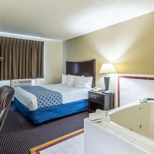 غرفة بسرير كوين بحوض جاكوزي، Econo Lodge Inn & Suites Auburn, MI 1/8