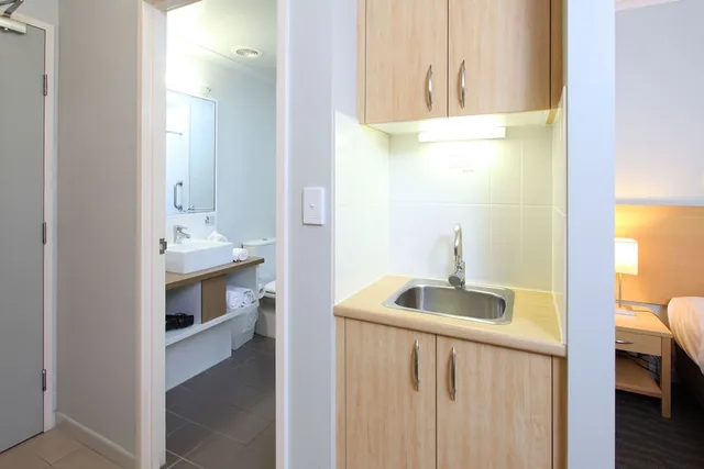 Studio, King Bed, Bay View, Sofa, Balcony، Manly Marina Cove Motel Brisbane 3/3