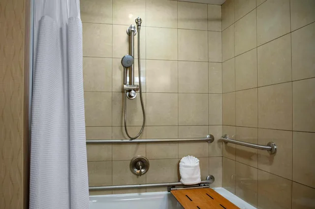 غرفة بسريرين كوين لذوي الإعاقة، CROWNE PLAZA BOSTON - WOBURN 2/4