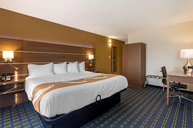 غرفة بسرير كوين، Quality Inn Lenox MA 3/3