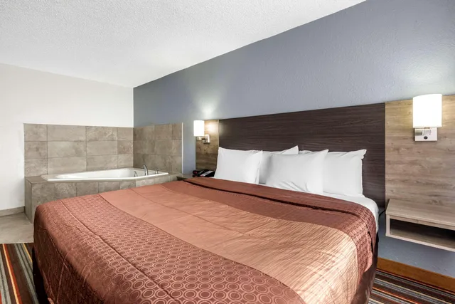 Room, King Bed, Quality Inn and Suites Sulphur Springs TX 1/4