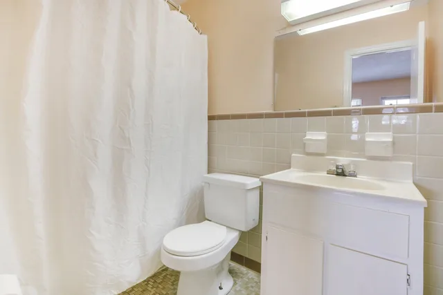 غرفة بسرير كينج لغير المدخنين، OYO Hotel Durham West Hills 2/2