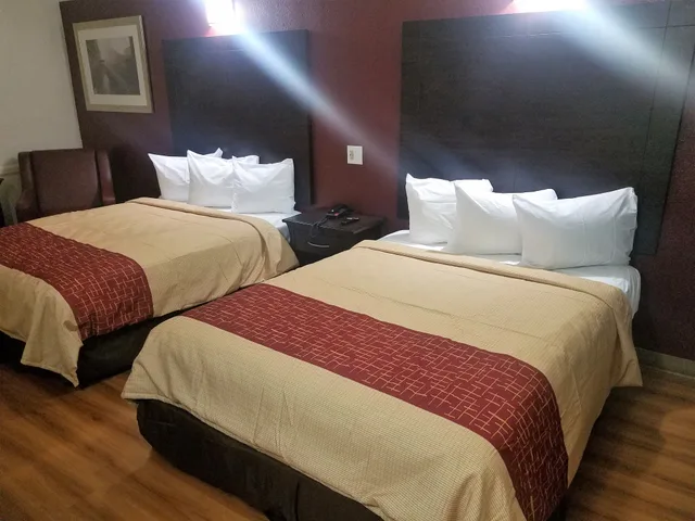 جناح بسريرين كوين بمطبخ، Red Roof Inn and Suites Houston Hobby Airport 1/3