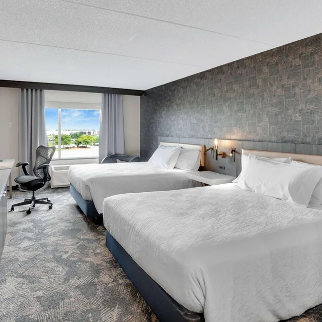 غرفة بريميوم بسرير كينج وسريرين كوين، Hilton Garden Inn Brampton 2/5