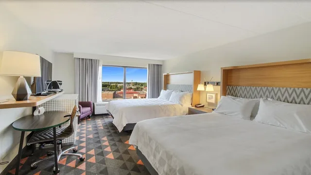 غرفة قياسية بسريرين كوين بإطلالة على البحيرة، Holiday Inn Chicago Nw Crystal Lk Conv Ctr 1/4