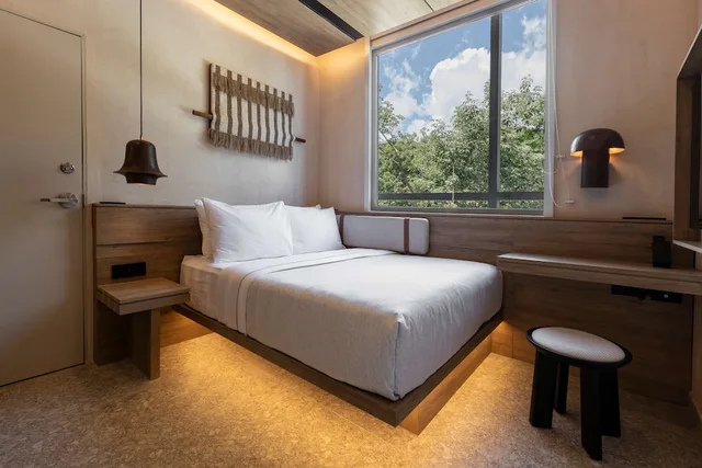 2 Bedrooms, Family Suite, 1 Single and 2 Queen Beds، Motto by Hilton Tulum 2/4