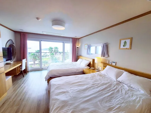 جناح استوديو ديلوكس بسريرين كوين بإطلالة على البحر، Dombe Resort 1/10