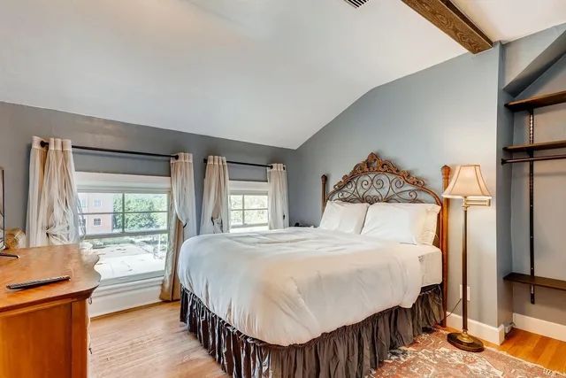 غرفة بسرير كوين، Holiday Chalet Victorian - Bed & Breakfast 1/8