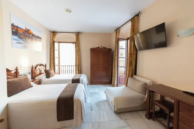 غرفة بسريرين منفصلين بإطلالة على الجبل، Hotel Mezquita 3/5