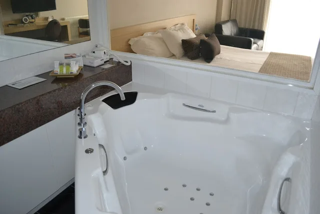 Spa, King Bed, Harbour View، Comfort Inn Richmond Henty 2/3