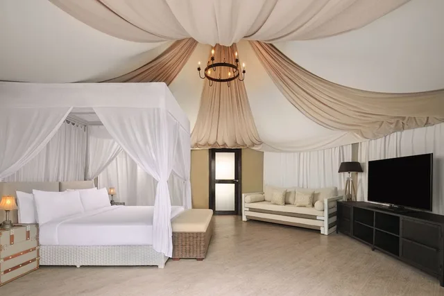 خيمة بسرير كينج بإطلالة على المسبح بحوض جاكوزي، Natra Bintan, a Tribute Portfolio Resort 3/4