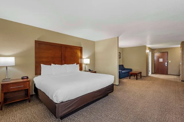 جناح بسرير كينج مع أريكة، Comfort Inn & Suites Cheyenne, WY 3/4
