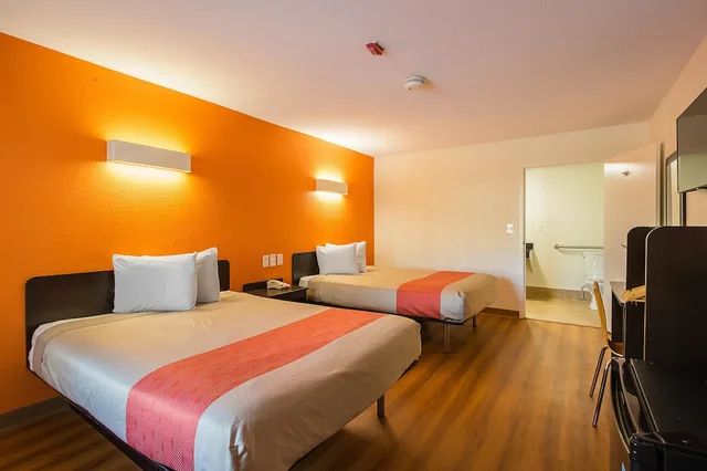 غرفة بريميوم بسريرين كوين، Motel6 Savannah, GA - Midtown 3/7