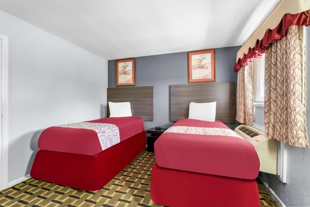 غرفة بسرير مزدوج وسرير فردي، Americas Best Value Inn Belleville 2/4