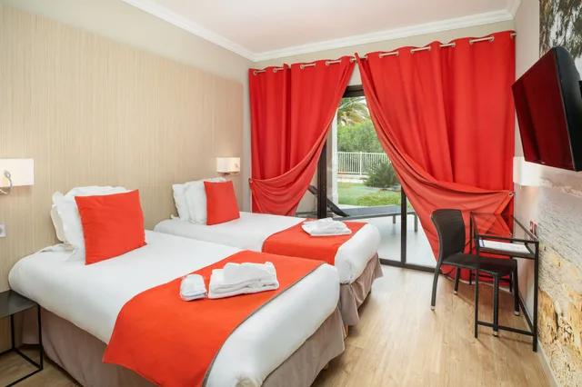 غرفة بسريرين منفصلين بشرفة، SOWELL HOTELS Saint Tropez 3/6