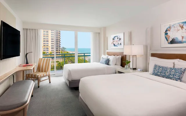 غرفة بسرير كوين وسرير كوين بإطلالة على البحر، The Singer Oceanfront Resort, Curio Collection by Hilton 1/4