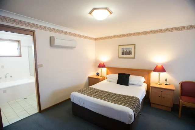 جناح تنفيذي بثلاثة أسرّة وسرير كوين بغرفتي نوم، Best Western Plus All Settlers Motor Inn 1/4