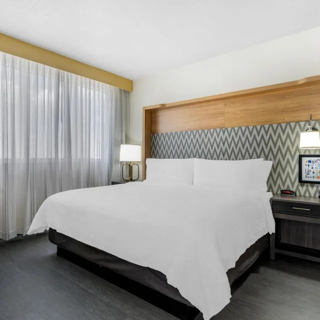 غرفة بسرير كينج مع أريكة، Holiday Inn Orlando Intl Drive - Conv Center 7/10